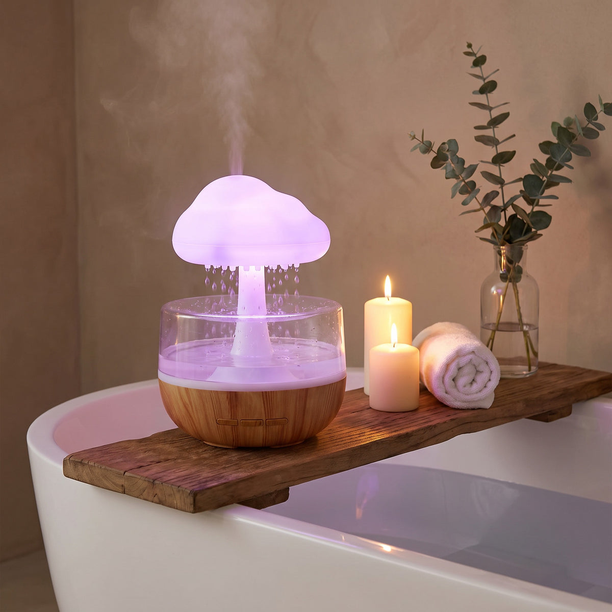 Humidificateur nuage éclairé en violet sur un pont de baignoire, ambiance détente avec bougies