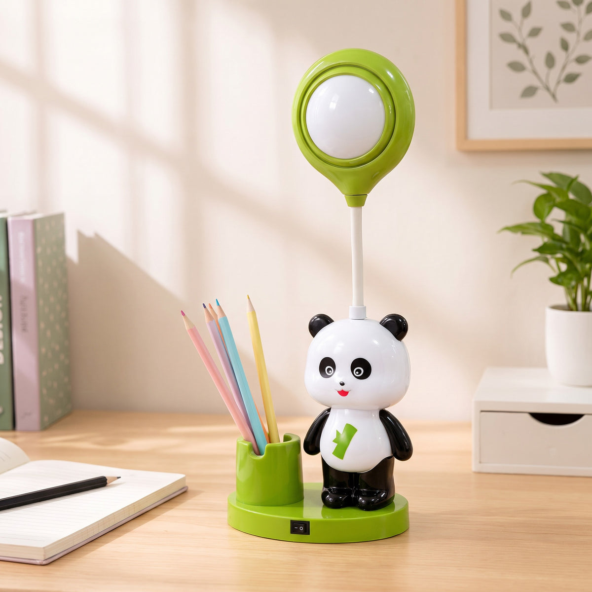 Lampe de bureau LED panda verte avec pot à crayons, posée sur un bureau
