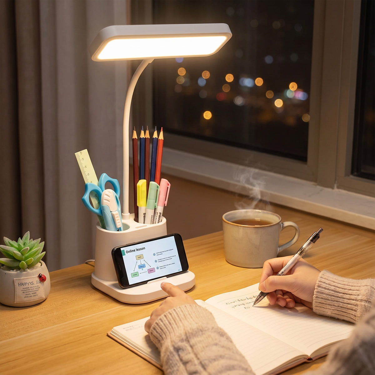 Lampe de bureau LED allumée le soir, téléphone sur le support, pendant la prise de notes