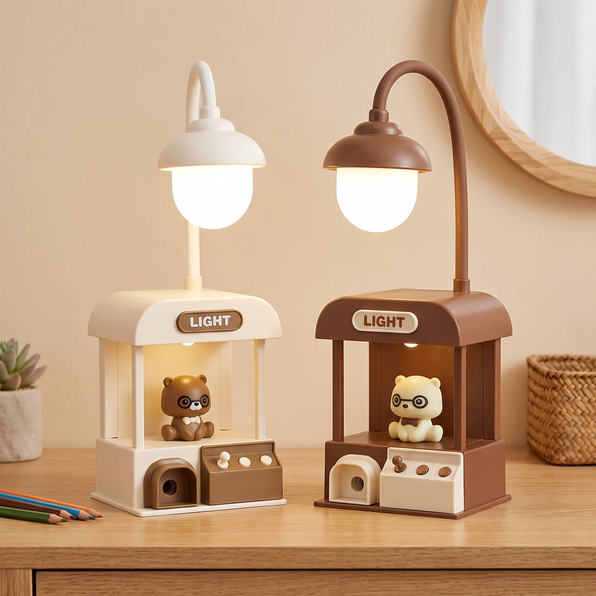 Lampe de bureau LED en forme de mini-machine à pince, en deux coloris blanc et marron, avec ourson et taille-crayon intégré