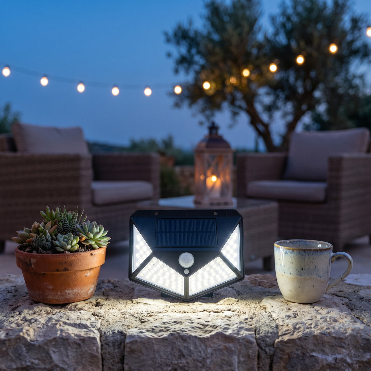 Lampe solaire 114 LED allumée à la tombée de la nuit sur une terrasse, avec panneau solaire et détecteur de mouvement