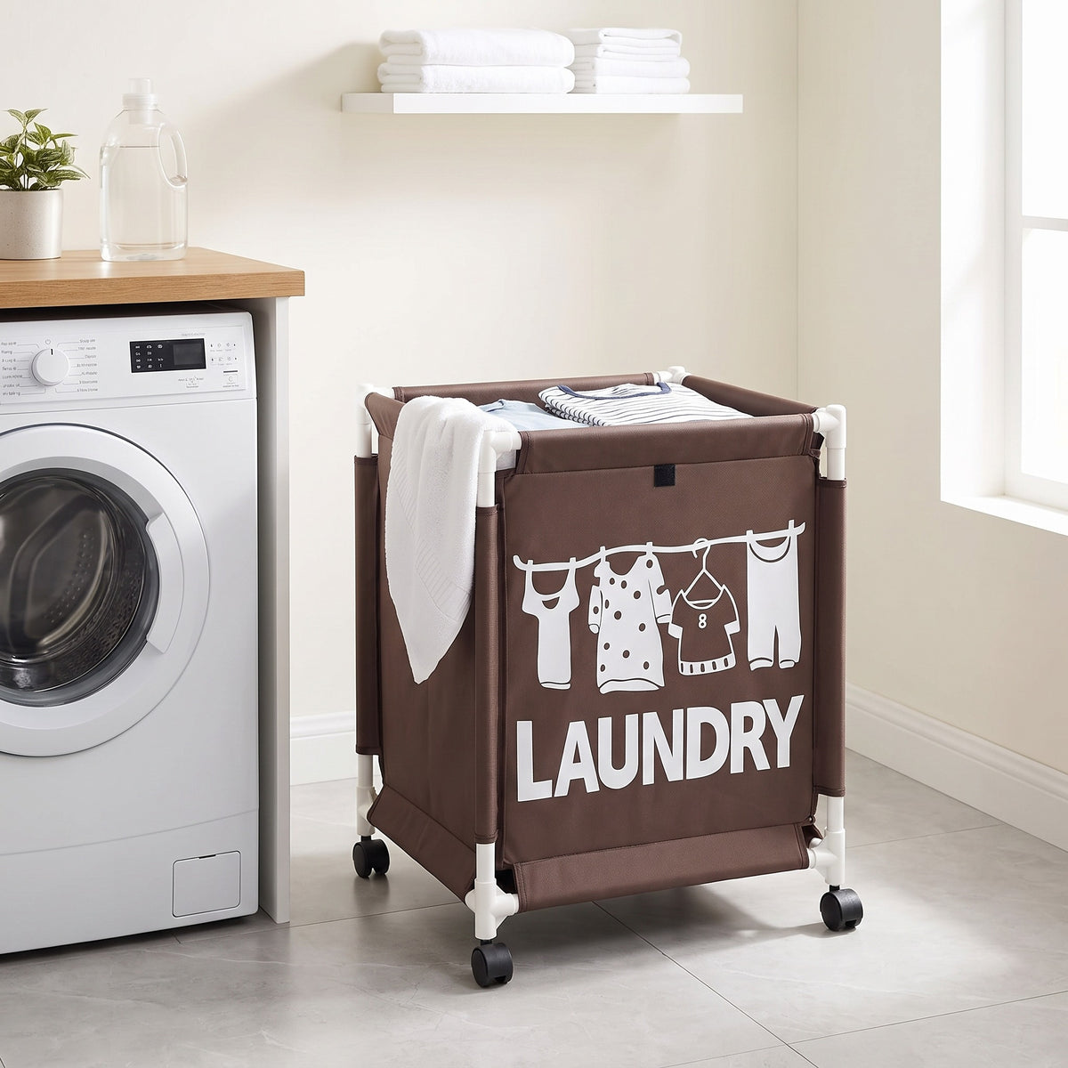 Panier à linge roulant marron avec motif Laundry placé à côté d'une machine à laver