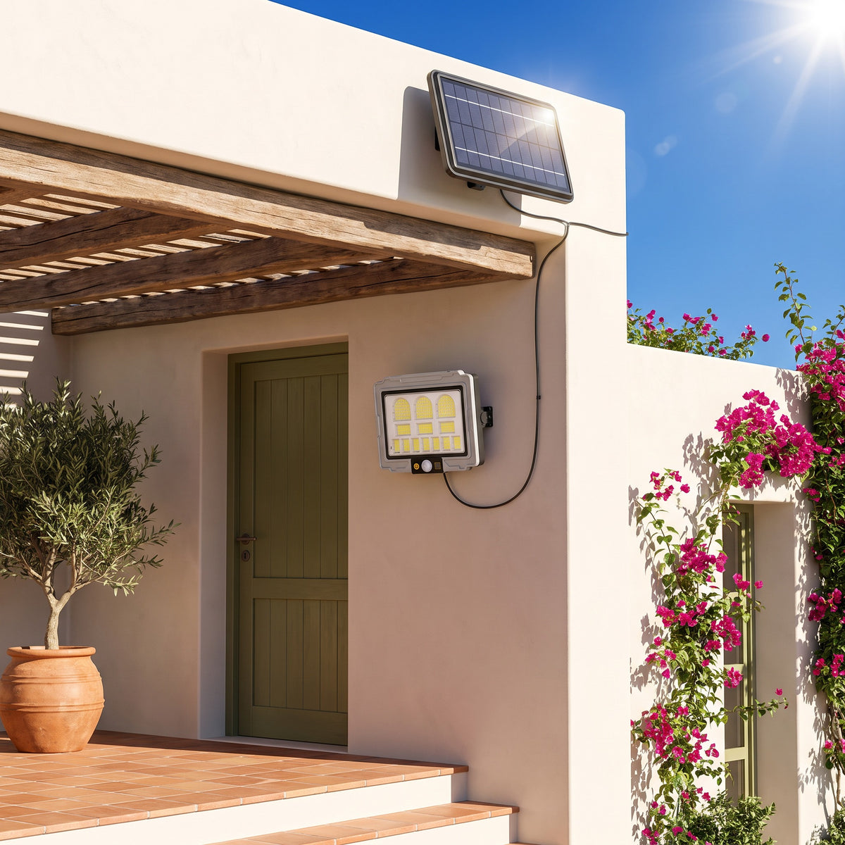 Projecteur solaire LED fixé sur la façade d'une maison, avec son panneau solaire séparé installé en hauteur au soleil