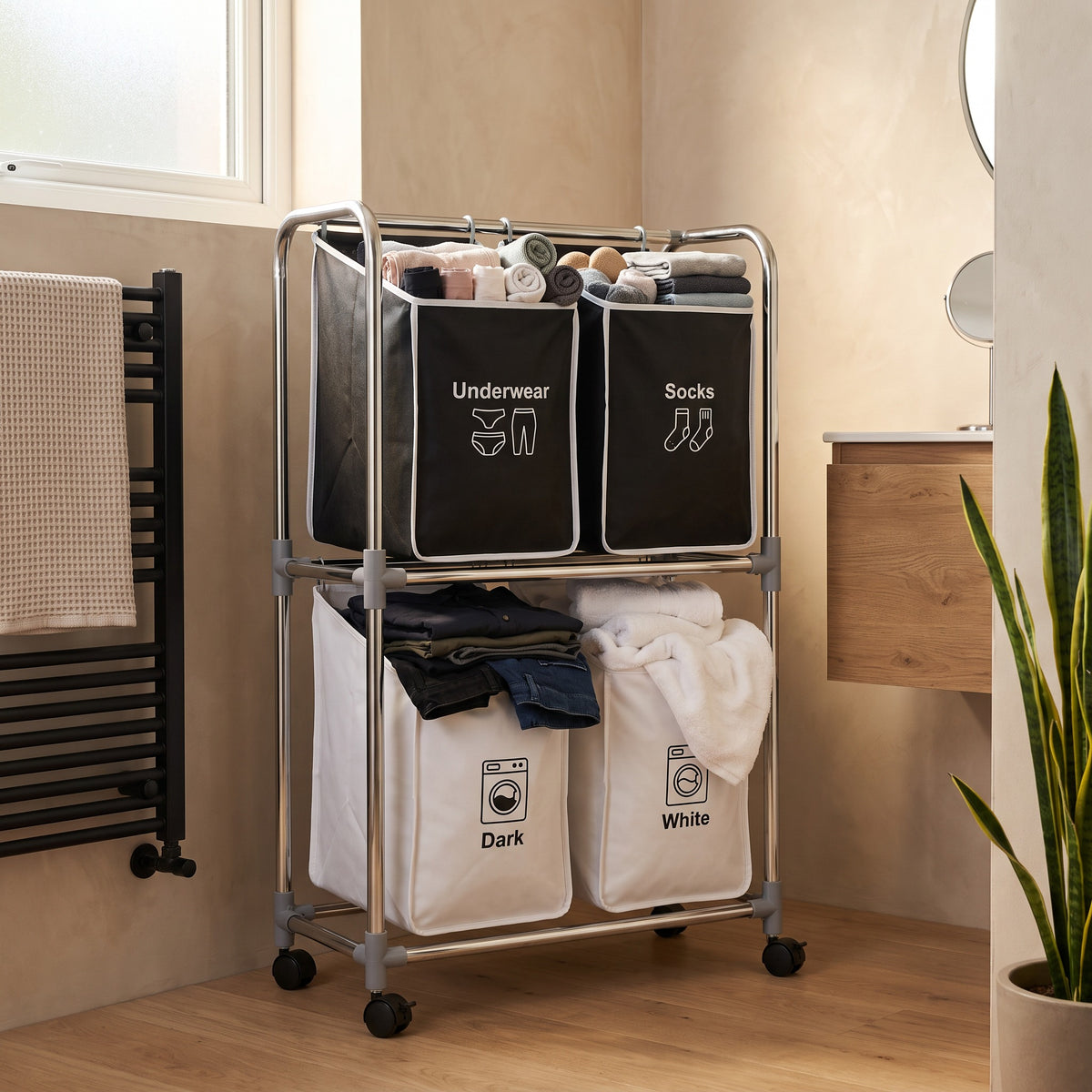 Trieur à linge 4 sacs avec roulettes dans une salle de bain, linge foncé et linge blanc séparés