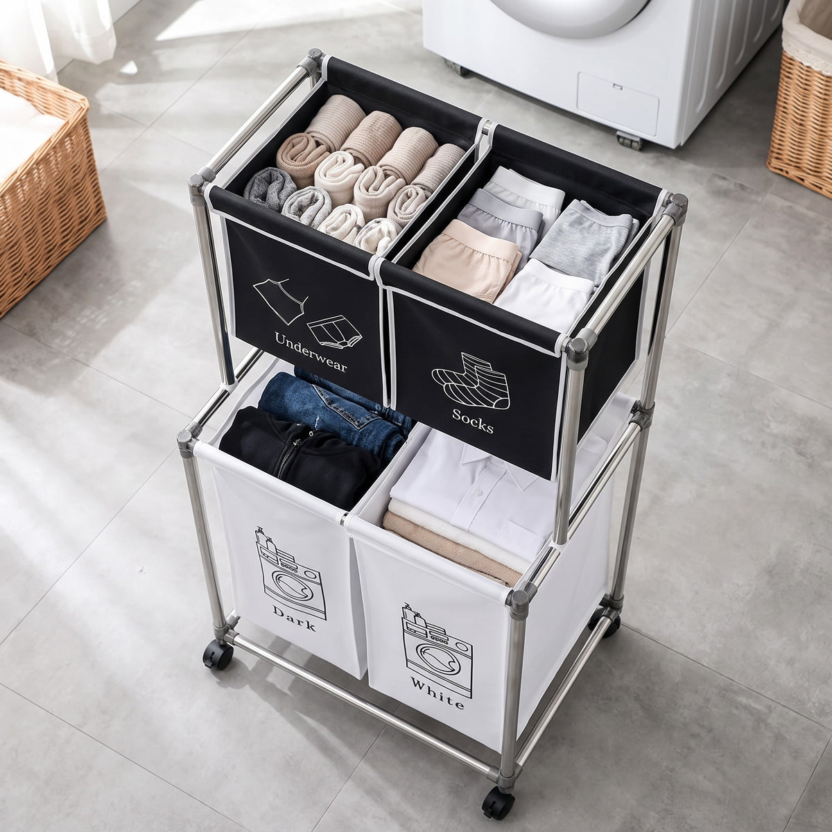 Trieur à linge 4 sacs vu de dessus : sous-vêtements, chaussettes, linge foncé et linge blanc rangés par compartiment